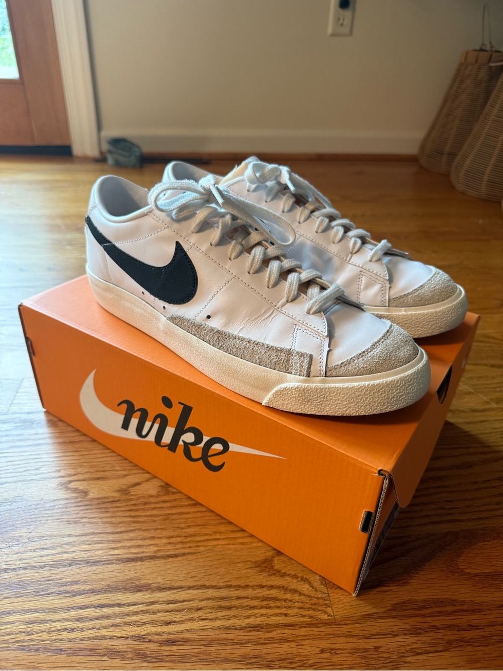 Nike Blazer Low ‘77 Vintage White Men’s Sneakers, Black Swoosh, size 11.5 w/box
